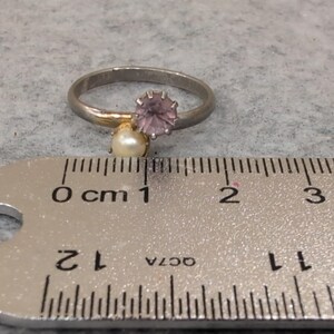 Anello vintage color argento con pietra rosa finta e perla, gioiello da donna immagine 2
