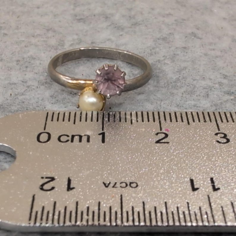 Anello vintage color argento con pietra rosa finta e perla, gioiello da donna immagine 2