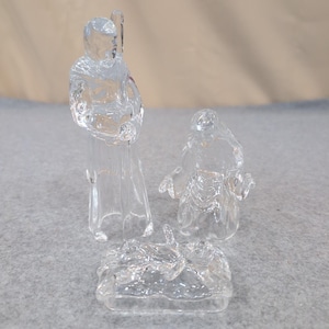 Presepe in cristallo al piombo Cristal d'Arques, Francia, composto da 3 pezzi, con Maria, Giuseppe e Gesù, 1994. immagine 1