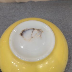 Ciotola vintage in vetro giallo latte, stile moderno di metà secolo, stile retrò, con un difetto importante. immagine 5