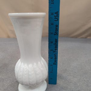 Vaso in vetro bianco latte Randall con motivo a grano testurizzato, decorazione per la casa vintage immagine 5