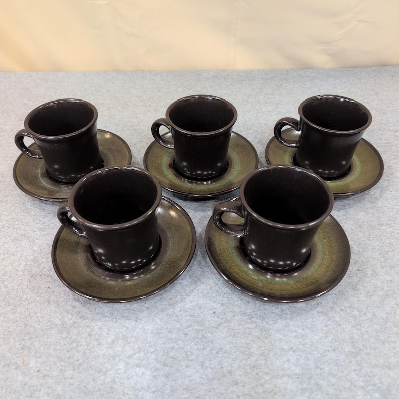 Juego de 5 tazas y platillos de café Franciscan Madeira color marrón oscuro y verde oliva. imagen 1
