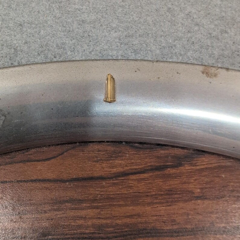 Vintage Serviertablett aus Holzmaserung und Metall mit Wolkenkratzer Emblem NA307 Bild 2