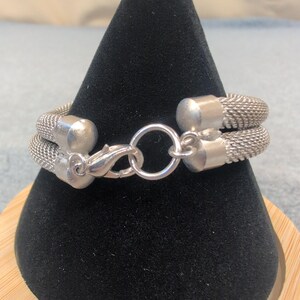 Pulsera de eslabones de malla en tono plateado con cierre de langosta ajustable imagen 3