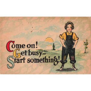 Postal antigua de 1915: ¡Vamos, ponte manos a la obra! Chica con overol. Arte motivacional n.° 138. imagen 1