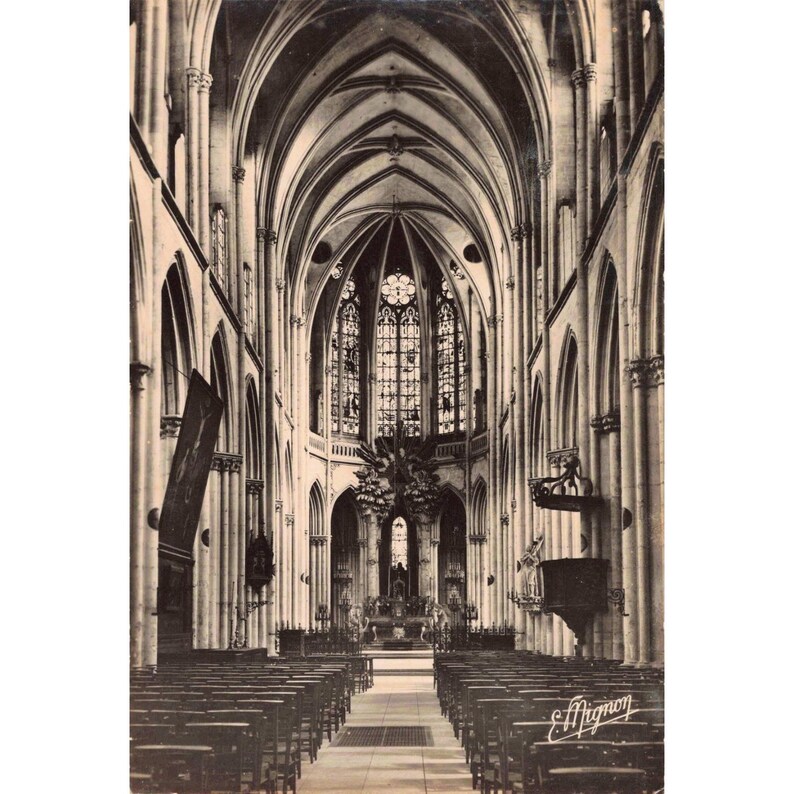 Vintage Villeneuve-sur-Yonne France Church Interior Postcard E. Mignon 4047 VG image 1