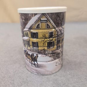 Contenitore in latta vintage in metallo Currier & Ives American Homestead Winter con coperchio immagine 1
