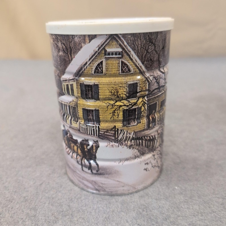 Contenitore in latta vintage in metallo Currier & Ives American Homestead Winter con coperchio immagine 1