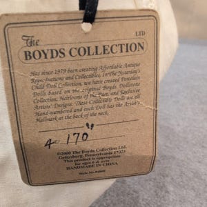 Muñeca de porcelana Emilee Yesterdays Child de Boyds Collection 4808, vestido color crema, 2000 imagen 4