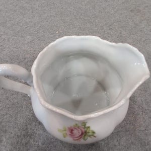 ドイツ、テューリンゲン州ロイヒテンブルク製 磁器製クリーマー ピンクローズ 花柄 スカラップエッジ 画像 3