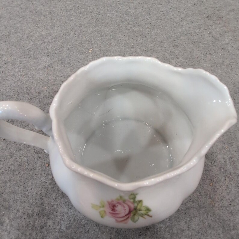 ドイツ、テューリンゲン州ロイヒテンブルク製 磁器製クリーマー ピンクローズ 花柄 スカラップエッジ 画像 3