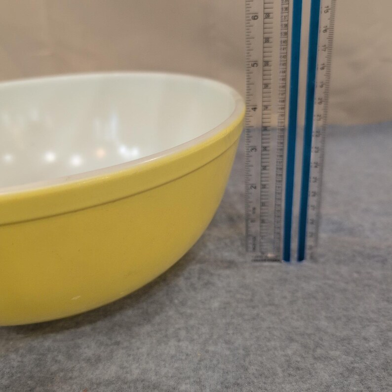 Ciotola vintage in vetro giallo latte, stile moderno di metà secolo, stile retrò, con un difetto importante. immagine 7