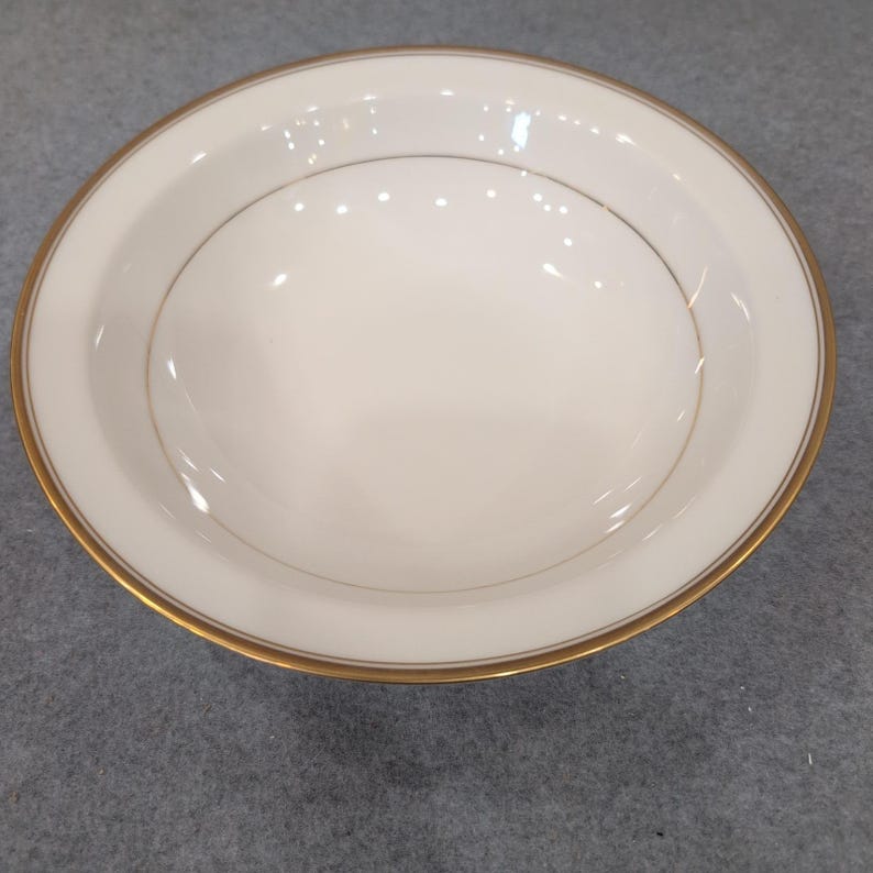 Bol para sopa Noritake Ivory China Linton 7552 con borde dorado. Hecho en Japón. Color blanco cremoso. imagen 1