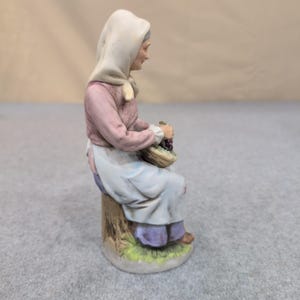Homco 1433 Porcelain Figurine Old Woman with Grape Basket Matte Bisque Taiwan image 4