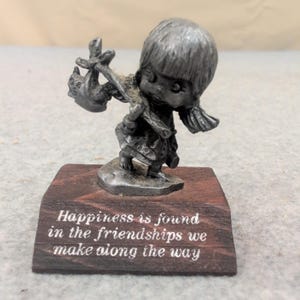 Statuetta vintage del 1980 di Paula's Collectibles in peltro con base in legno e citazione sull'amicizia immagine 1