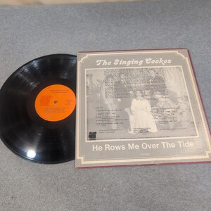 The Singing Cookes He Rows Me Over The Tide Vinilo LP Gospel Sureño 770319 imagen 2