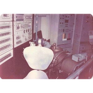 Lote de 5 fotografías antiguas de la sala de control de naves espaciales de la NASA Aerospace de la década de 1970. imagen 2