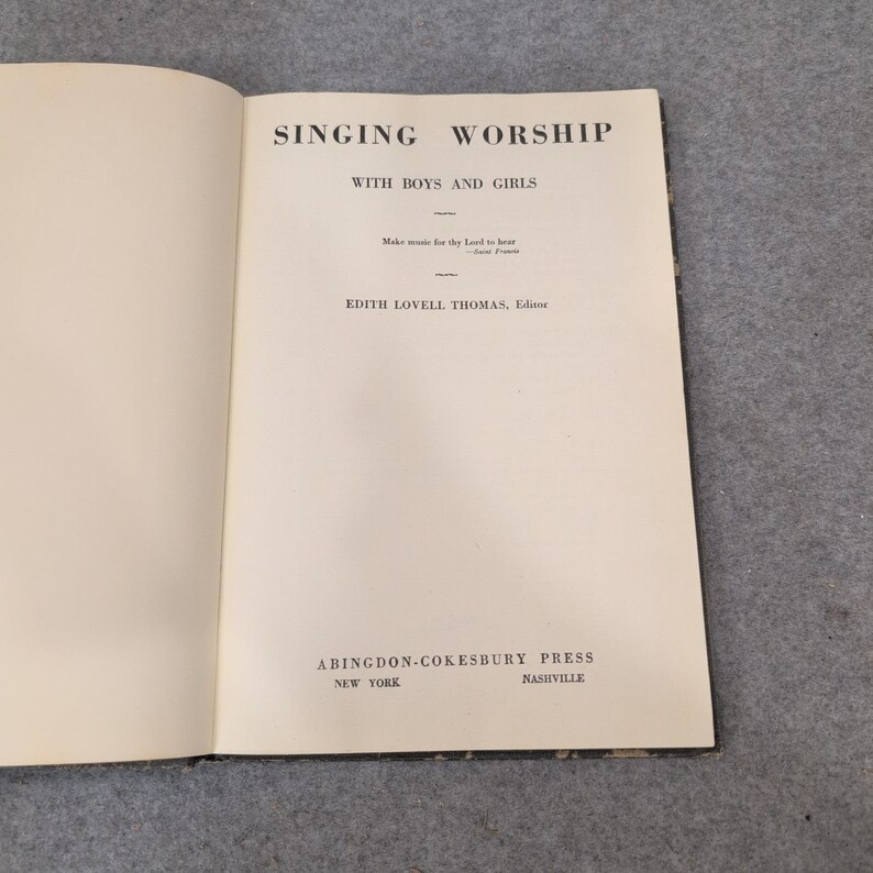 Sjungande tillbedjan med pojkar och flickor Edith Lovell Thomas 1935 Psalmbok Inbunden bild 3