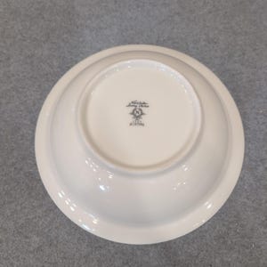 Bol para sopa Noritake Ivory China Linton 7552 con borde dorado. Hecho en Japón. Color blanco cremoso. imagen 4