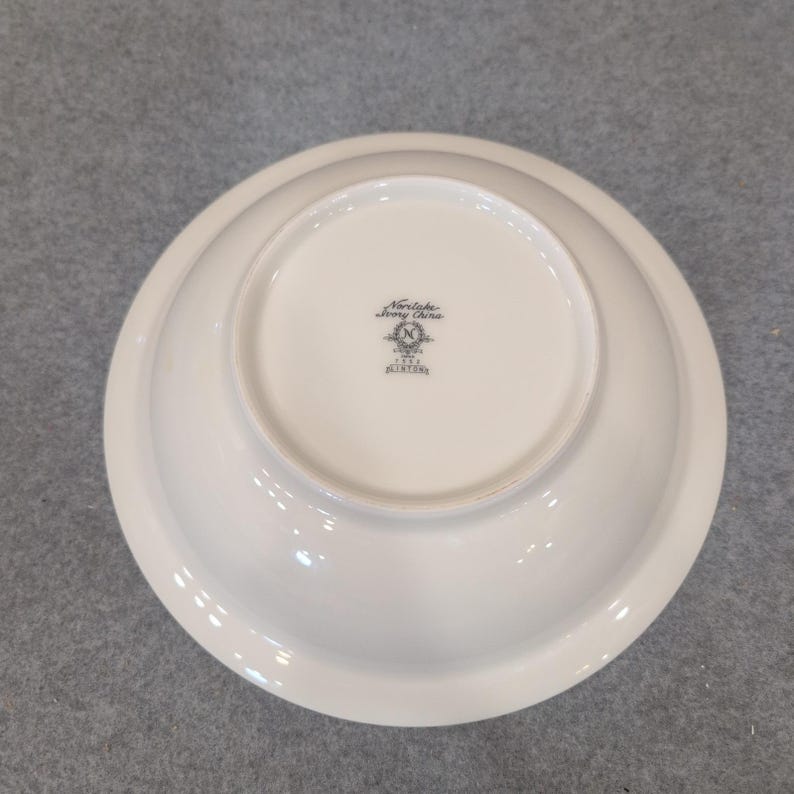 Bol para sopa Noritake Ivory China Linton 7552 con borde dorado. Hecho en Japón. Color blanco cremoso. imagen 4