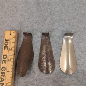 Conjunto de 3 Calçadeiras de Metal Vintage Nunn Bush, em Aço Antigo, nas Cores Marrom e Prateado. imagem 3