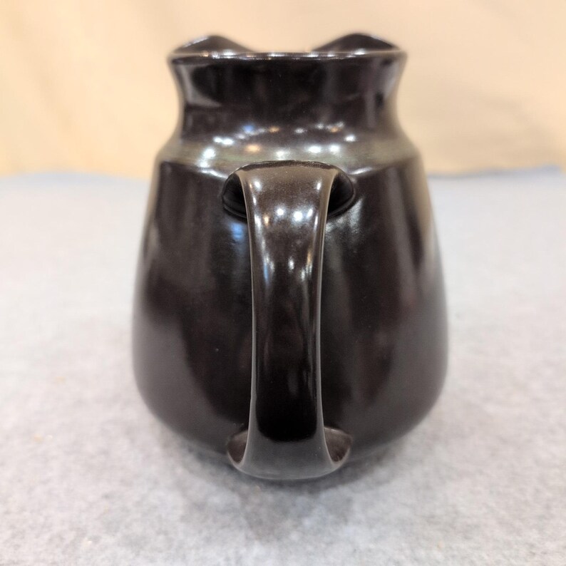 Jarra de cerámica franciscana con esmalte negro satinado, estilo moderno de mediados de siglo. imagen 4