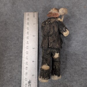 Statuetta da collezione di Emmett Kelly Jr. Clown che tiene in mano un martello e indossa abiti strappati immagine 5