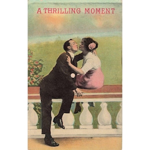 Vintage-Postkarte „Ein aufregender Moment“ von 1916 mit romantischem Kussmotiv und geteilter Rückseite. Bild 1