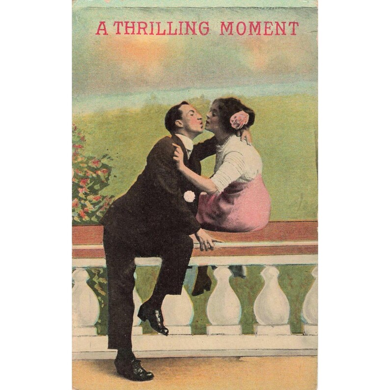 Vintage-Postkarte „Ein aufregender Moment“ von 1916 mit romantischem Kussmotiv und geteilter Rückseite. Bild 1