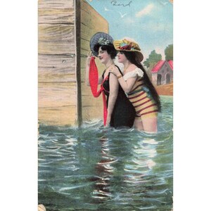 Antike Postkarte von 1909: Badende Schönheiten in edwardianischen Badeanzügen, Union NY Poststempel, sehr guter Zustand. Bild 1