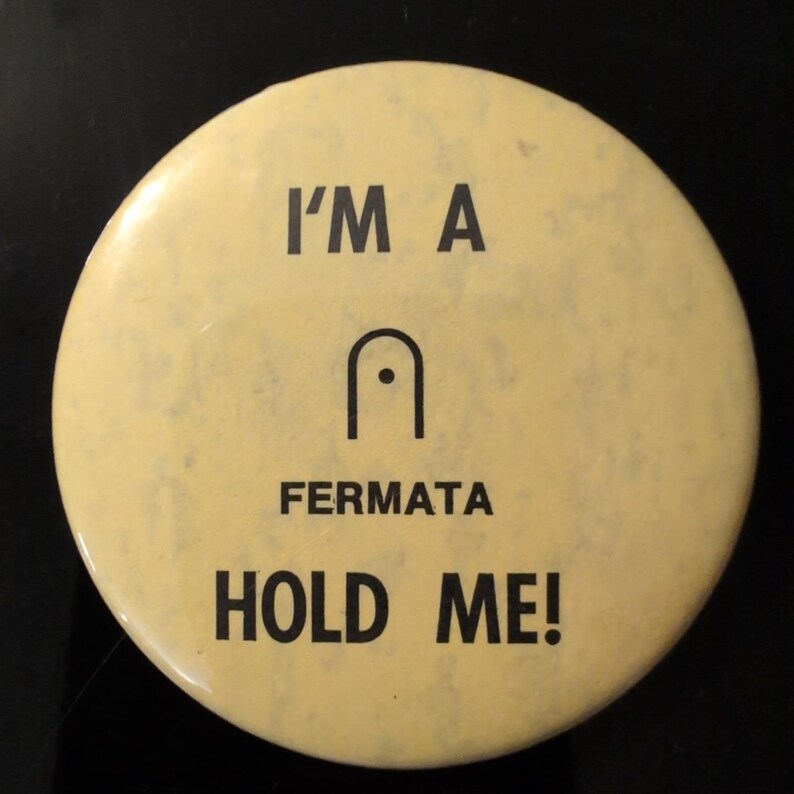 Vintage "Im a Fermata Hold Me" musikalisk ordvits med nålsknapp gult nyhetsmärke bild 1