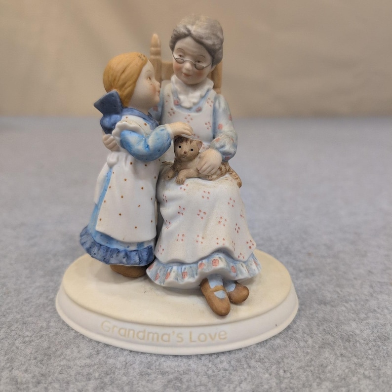 Holly Hobbie Grandmas Love Porcelain Figurine Limited Edition 1983 NA306 image 1