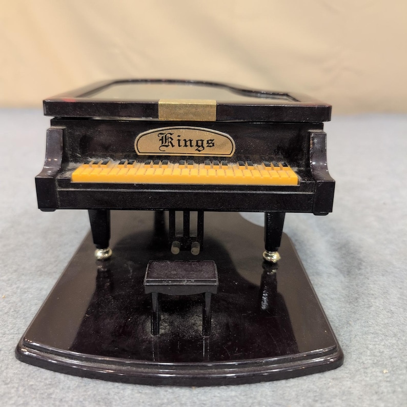 Caixa de bugigangas em formato de piano de cauda musical Kings Black com tampa articulada que toca música - LEIA: Dusty imagem 2