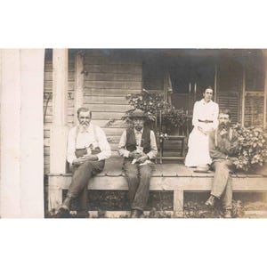 Antyczna pocztówka AZO RPPC z wizerunkiem mężczyzny i kobiety z kotami na ganku, 1904–1918 zdjęcie 1