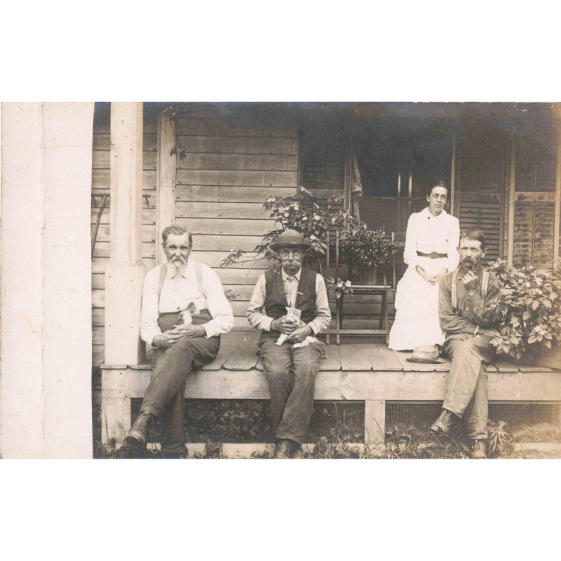 Antyczna pocztówka AZO RPPC z wizerunkiem mężczyzny i kobiety z kotami na ganku, 1904–1918 zdjęcie 1