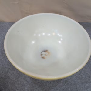 Ciotola vintage in vetro giallo latte, stile moderno di metà secolo, stile retrò, con un difetto importante. immagine 2
