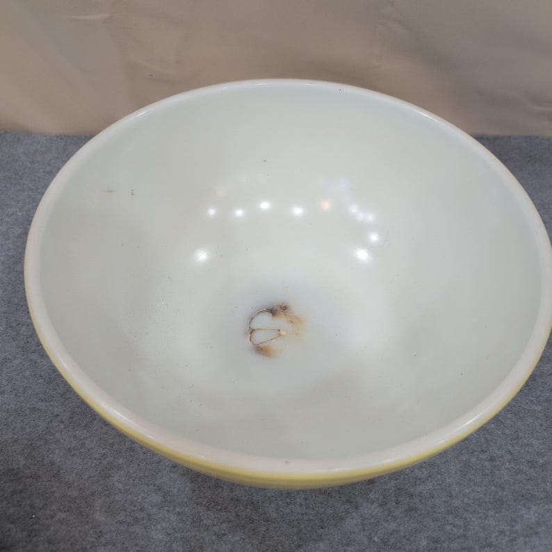 Ciotola vintage in vetro giallo latte, stile moderno di metà secolo, stile retrò, con un difetto importante. immagine 2