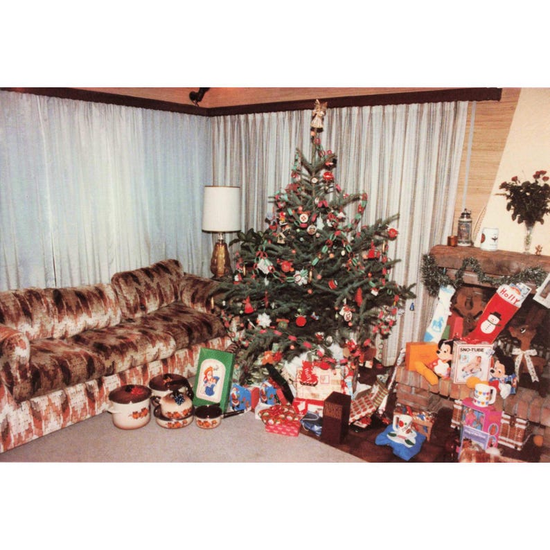 Foto encontrada de la mañana de Navidad de los años 80: Juguetes de Mickey Mouse, Sno-Tube, Sala de estar imagen 1