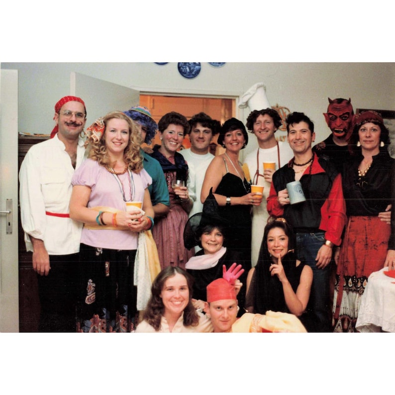 Gefunden Foto 1986 Halloween Kostüm Party Gruppe Schnappschuss Vintage 80er Jahre Kodak Print Bild 1