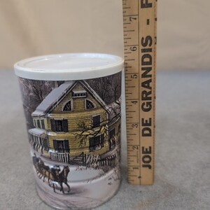Contenitore in latta vintage in metallo Currier & Ives American Homestead Winter con coperchio immagine 8