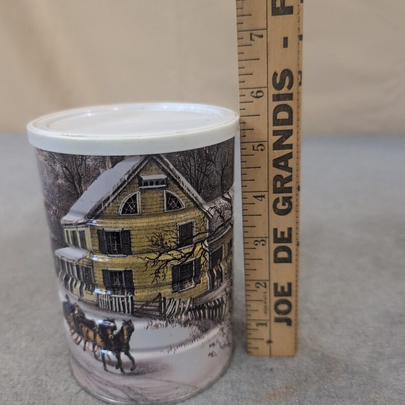 Contenitore in latta vintage in metallo Currier & Ives American Homestead Winter con coperchio immagine 8