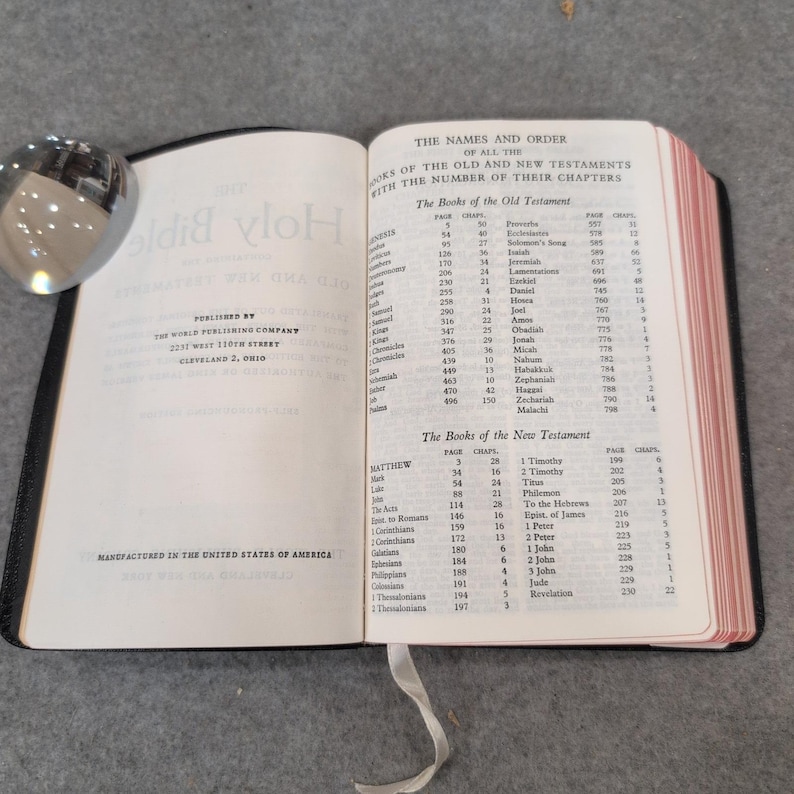 La Sacra Bibbia KJV della World Publishing Company, con lettere rosse e pronuncia automatica, in nero. immagine 8