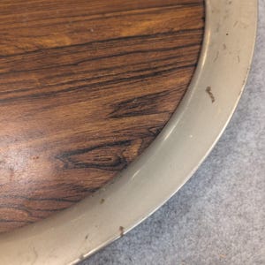 Vintage Serviertablett aus Holzmaserung und Metall mit Wolkenkratzer Emblem NA307 Bild 6