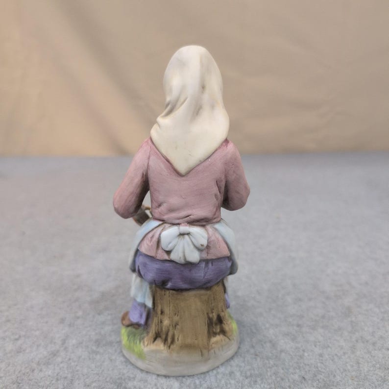 Homco 1433 Porcelain Figurine Old Woman with Grape Basket Matte Bisque Taiwan image 5