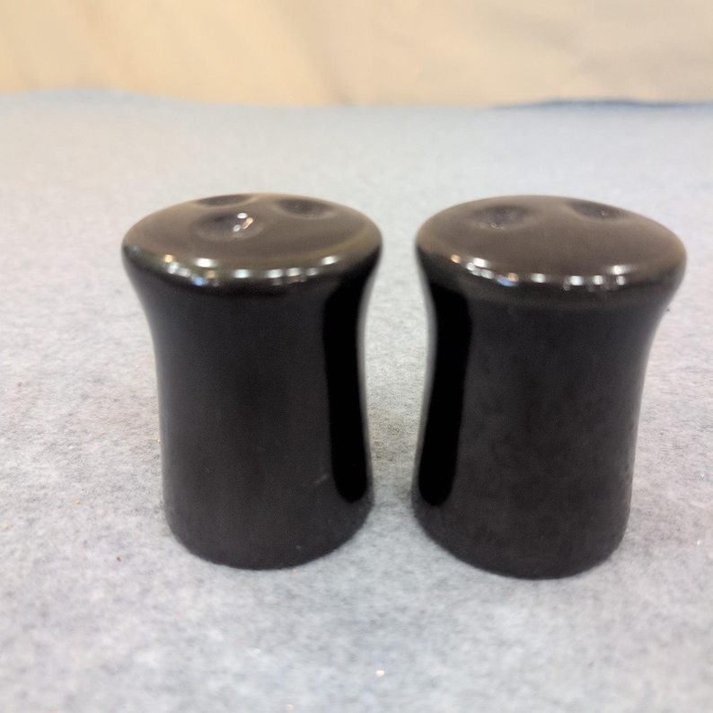 Juego de salero y pimentero de cerámica Franciscan Black Hourglass estilo MCM Vintage imagen 1
