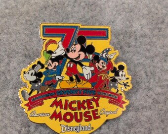 Spilla smaltata ufficiale Disney Disneyland 75 anni di Topolino, edizione 2003.