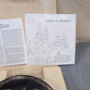Prato de porcelana colecionável com os personagens Ruslan e Ludmilla, lendas russas, Palekh, URSS, 1988. imagem 6