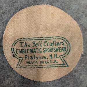 Toppa da tennis vintage, stemma rotondo, rete blu "The Felt Crafters" del 1948-53 immagine 2