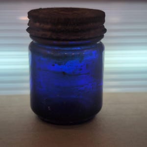 Vintage Vicks VapoRub koboltblå glasburk med rostigt metalllock bild 4