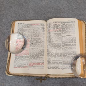 World Publishing KJV New Testament Red Letter Edition Zippered White Cross Case image 7
